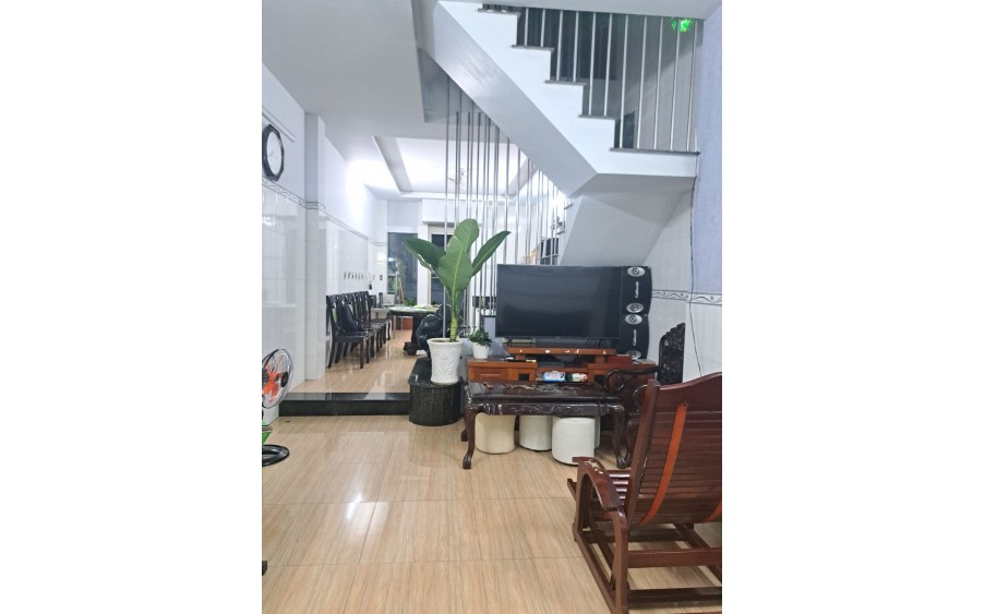 BÁN GẤP NHÀ 3 TẦNG 2 MẶT TIỀN ĐƯỜNG SỐ 11 PHƯỜNG TRƯỜNG THỌ, SÂN ÔTÔ 7C, 4X23,5M, GIÁ RẺ, TIỆN LÀM VĂN PHÒNG